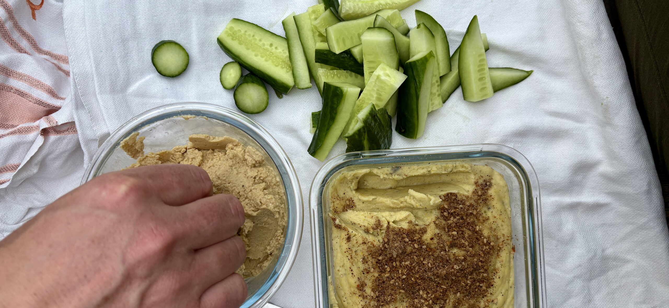 Komkommer en twee snelle dips: onze picknick gisteren